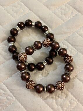 Brown Pearl Beaded Stretch Bracelet with Carved Accent Beads